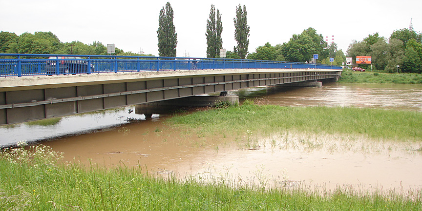 Průtok pod Holíčským mostem na řece Moravě