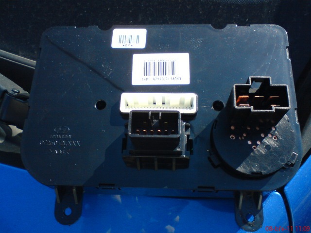 Ta překřížení kabely patří do konektorů na obrázku 2. Jeden konektor je bílý a konektor pro blikač je hned pod ním.