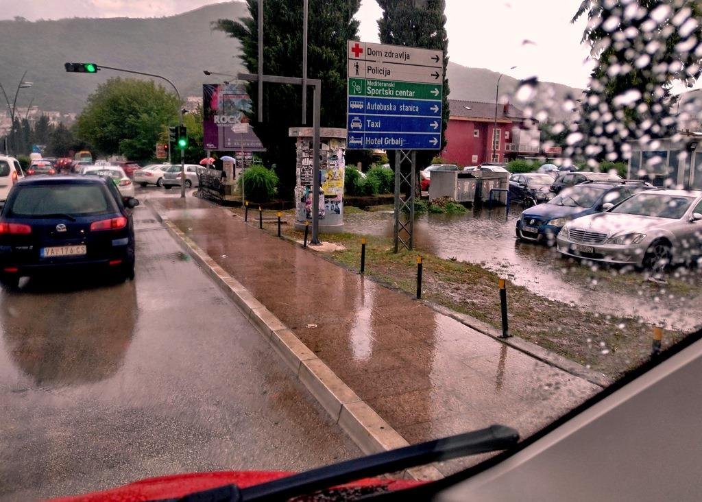 Budva déšť - auta na parkovišti skoro po nárazníky ve vodě